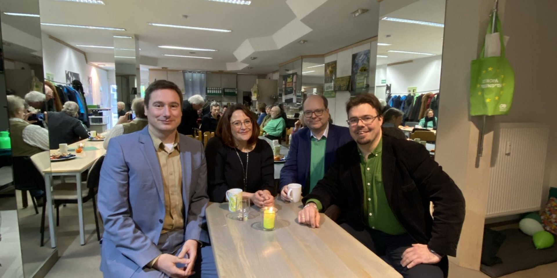 Alexander Titze, Juliane Kirk-Siebke, Christian Meyer und Helge Limburg beantworteten Fragen am Küchentisch